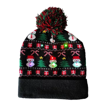 Világító karácsonyi pomponos sapka – fekete, ünnepi motívumokkal